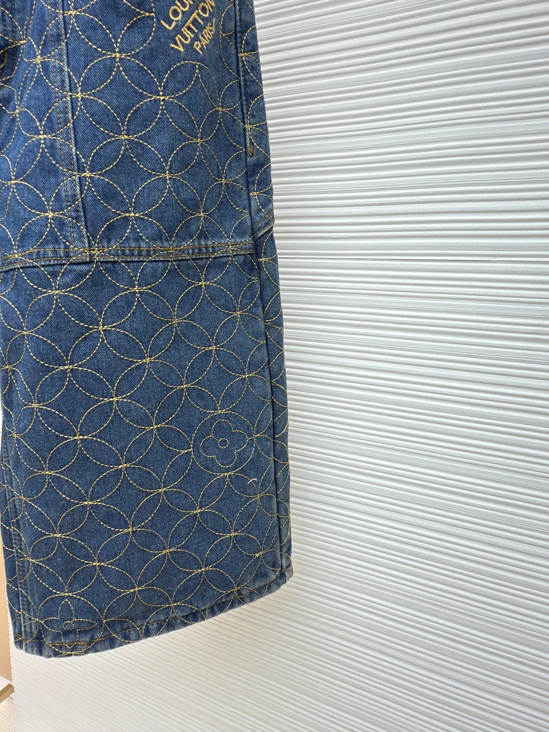 LOUIS VUITTON nigo boot line embroidered denim shorts ●Authentic product: Purchased and developed by 18073 ●Item number: 1680651-A85 ●Fabric: denim fabric ●Technology: jacquard embroidery production ●Version: fitted version ●Weight: about 900 grams ●Size: S-M-L-XL ●Description: Using embroidery pattern stitching, the rice grain full-frame embroidery process is characterized by using fine embroidery techniques to evenly and densely embroider patterns or patterns similar to the size of rice grains on the entire embroidery to achieve full coverage, exquisite and delicate visual effects. During embroidery, the use of stitches and embroidery threads forms small units similar to rice grains. These units are closely arranged to form the overall pattern. The craftsmanship is quite complex, giving people an artistic visual enjoyment. The inner cover is pieced together, and the one that comes into contact with the skin is cotton. The process is cumbersome and synchronized with the original version. The flat nails and door sill buttons are clearly and delicately engraved, the environmentally friendly electroplating adopts a bronze opening and closing design, the back waist leather plate has an iron-moulded pattern with contrasting colors, and is made of genuine first-layer cowhide suede. A full set of new accessories are customized simultaneously, and the details are handled perfectly. The skateboard has a straight design, a loose cut, wide and stylish, focusing on the comfort and freedom of wearing the upper body. Compatible with the same series, exclusive product. The overall wiring is straight and delicate, the fabric is comfortable and soft, and the color is consistent without color difference. It can be matched with the same style to create a fashionable look and control various occasions. Customized accessories, complete with three standards, same style for men and women!